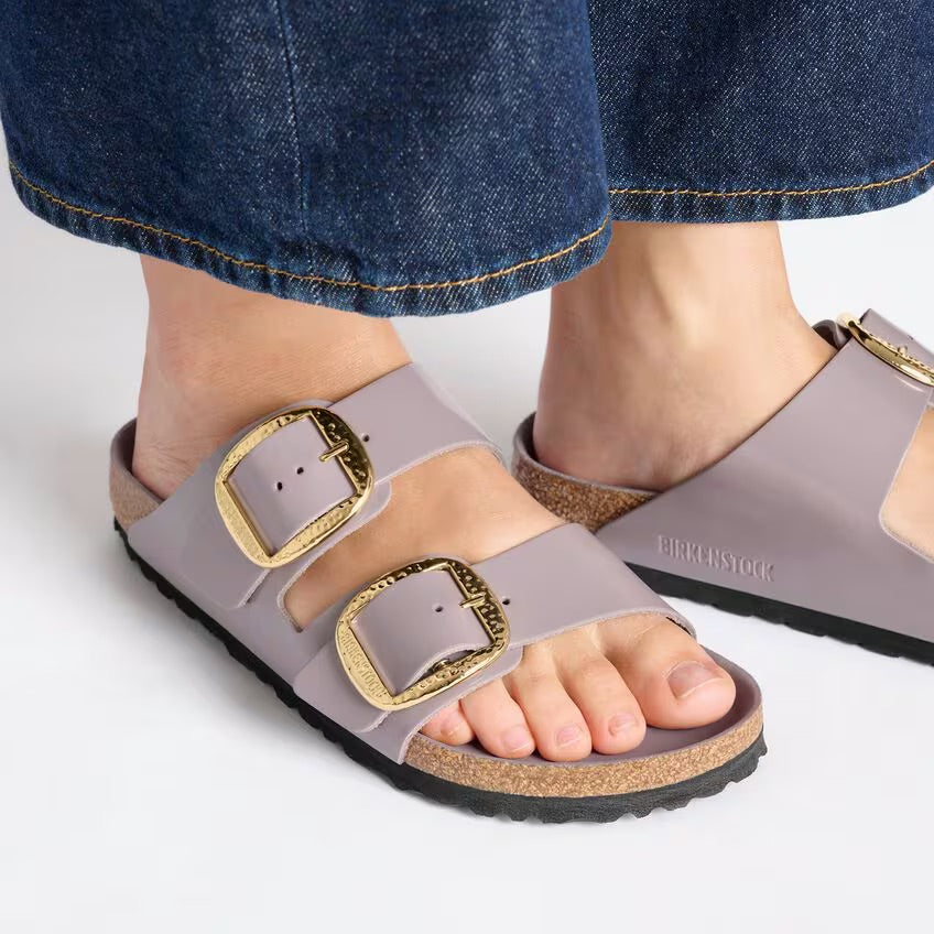 Birkenstock ARIZONA HAMMERED BIG BUCKLE 1029762 High Shine Faded Purple | Cuir Largeur Étroite - Boutique du Cordonnier