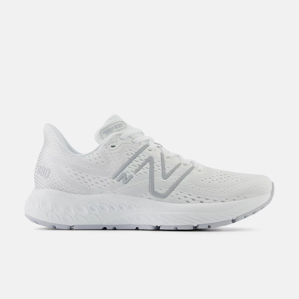 New Balance W880W13 Blanc avec argent clair | Espadrilles de course - Boutique du Cordonnier