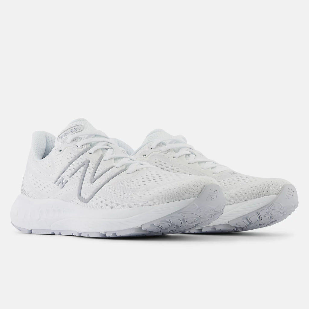 New Balance W880W13 Blanc avec argent clair | Espadrilles de course - Boutique du Cordonnier